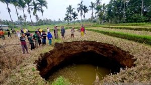 Fenomena Sinkhole Gegerkan Sumbar Misteri Alam yang Bikin Penasaran Warga