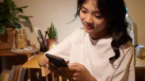 Raup Rupiah 9 Cara Cerdas Hasilkan Uang Online Tanpa Terikat Kantor