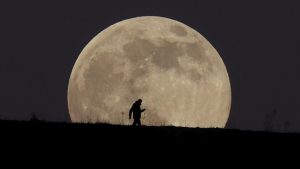 Saksikan Fenomena Langka Wolf Moon Malam Ini Bulan Purnama Terang Benderang