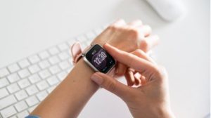 Smartwatch Baterai Awet Berhari hari 5 Pilihan Terbaik dengan Aplikasi Aktif